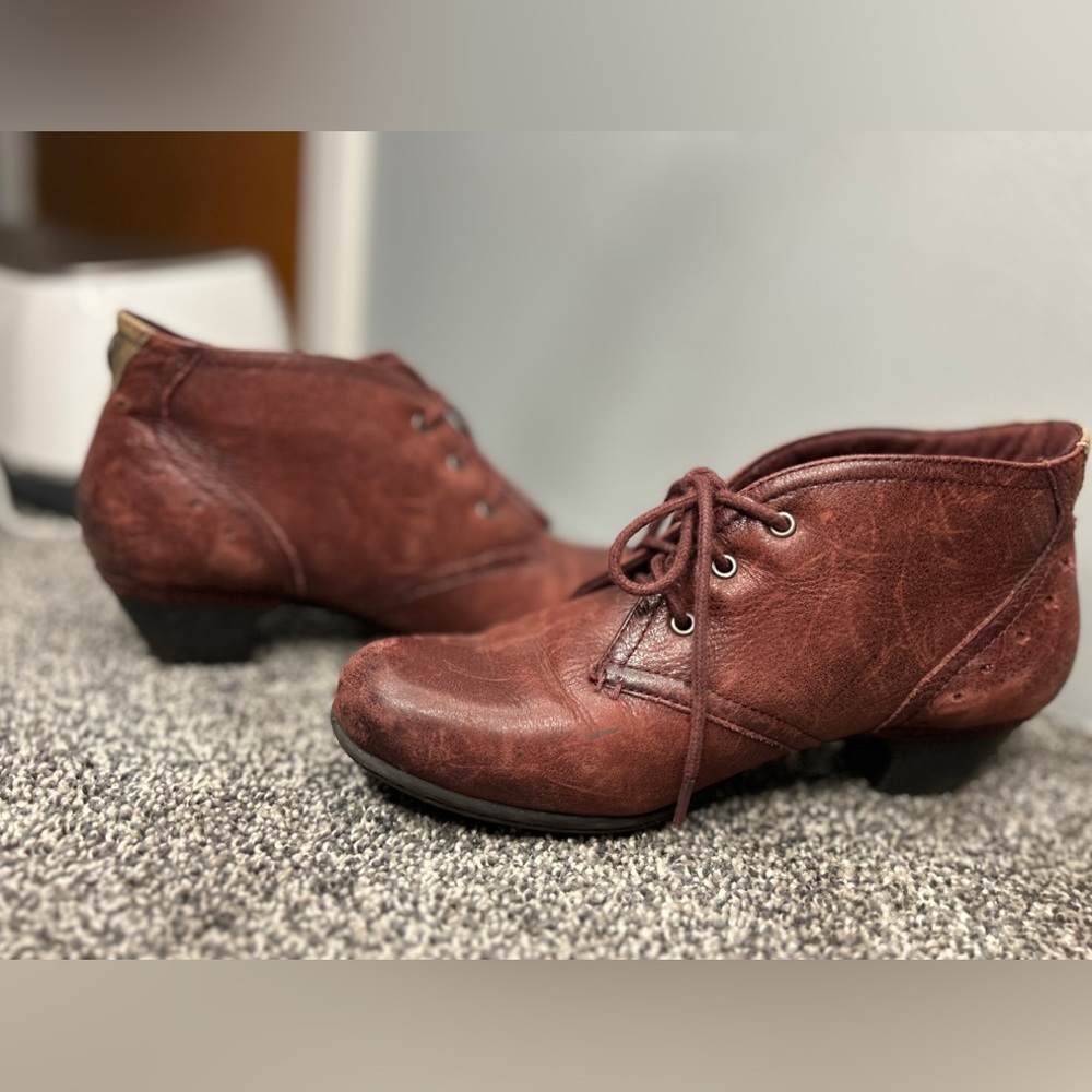VTG Cobb Hill Distressed Red Leather Booties